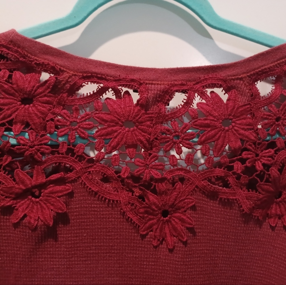 AMERICAN EAGLE COTTON THERMAL TOP WITH FLORAL CROCHETED AREAS! - Picture 2 of 4